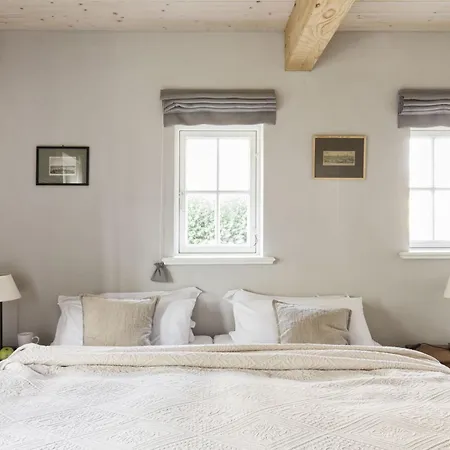 Entzueckende Reetdachkate Am Feldrand Mit Kamin Feriehus