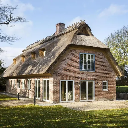 Entzueckende Reetdachkate Am Feldrand Mit Kamin *