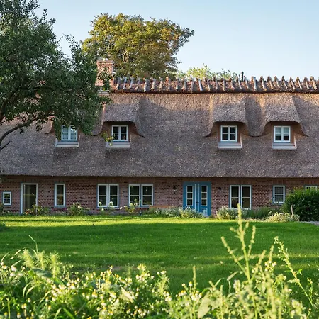 Holiday home Entzueckende Reetdachkate Am Feldrand Mit Kamin *