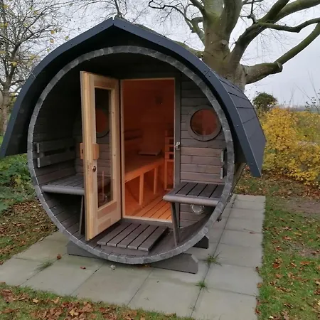 Entzueckende Reetdachkate Am Feldrand Mit Kamin Hébergement de vacances *
